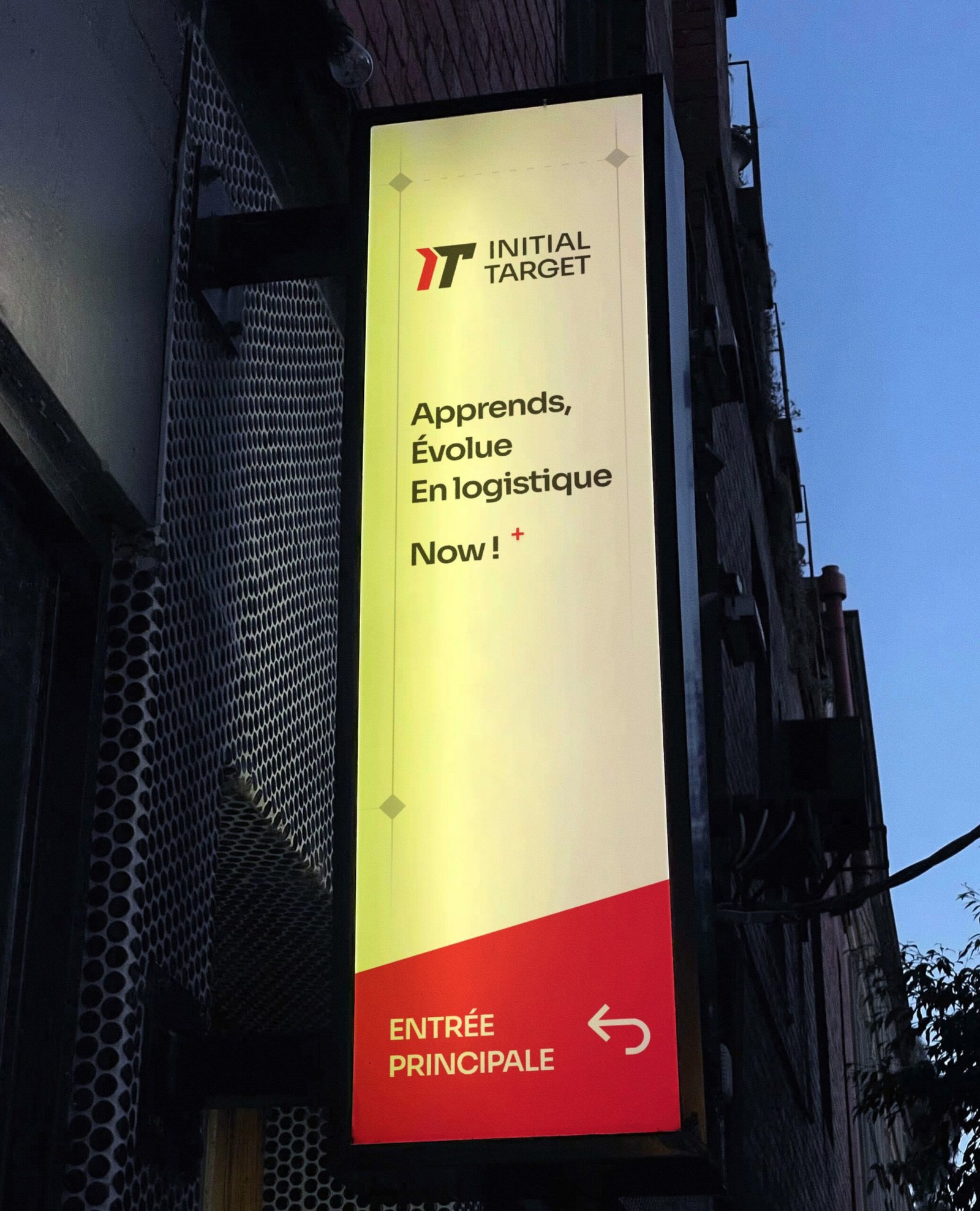 INITIAL TARGET - panneau d'indication de l'entrée
